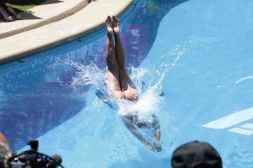 Jhendelyn Núñez cumplió con la tradición como reina del Festival de Viña del Mar, y se lanzó a la piscina del Hotel O'Higgins.