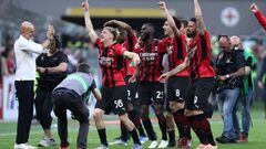MILAN, ITALY - MAY 15: Players of AC Milan celebrate after winning the Serie A match between AC Milan and Atalanta BC at Stadio Giuseppe Meazza on May 15, 2022 in Milan, Italy. (Photo by Sportinfoto/vi/DeFodi Images via Getty Images)
