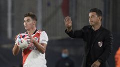River Plate's coach Marcelo Gallardo (R) gestures next to forward Julian Alvarez during the Argentine Professional Football League match against Boca Juniors at the Monumental stadium in Buenos Aires, on March 20, 2022. (Photo by JUAN MABROMATA / AFP)
