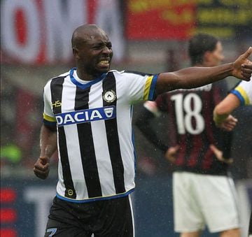 Disputó el torneo con dos equipos, con Udinese en fases previas en 2011-2012 y 2012-2013. Luego con Napoli estuvo en grupos en la 2013-2014.