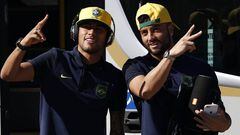 Neymar, con su compa&ntilde;ero Felipe Anderson, en las horas previas al partido ante Colombia. 