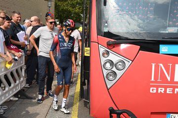 El corredor del Ineos se mostró feliz y compartió con la gente en el inicio de la etapa 1 del Tour de Dinamarca
