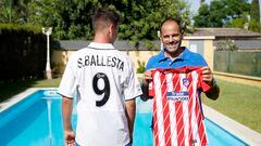 Salva Ballesta luce la camiseta del Atleti  y su hijo mayor, la del Valencia.