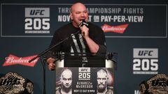 Dana White  responde a los periodistas durante el &uacute;ltimo combate de Conor McGregor en el UFC 205. 