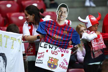Aficionados de Polonia, con una imagen de Lewandowski vestido del Barça.