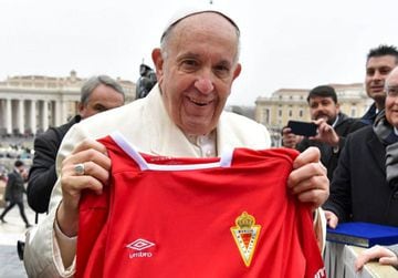 El Papa Francisco recibe la camiseta del Real Murcia 