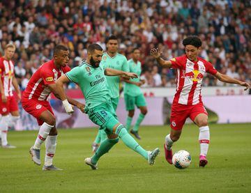 Real Madrid's Karim Benzema (C) battles for the ball with Salzburg's Antoine Bernede (L) and Takumi Minamino during the pre-Season friendly soccer match between Red Bull Salzburg and Real Madrid at the Red Bull Arena. 


07/08/2019 ONLY FOR USE IN SPAI