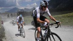 Chris Froome rueda sobre el sterrato del Plateau des Gli&egrave;res en el Tour de Francia 2018.