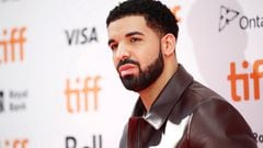 FILE PHOTO: Rapper Drake arrives on the red carpet for the film "The Carter Effect" at the Toronto International Film Festival (TIFF), in Toronto, Canada, September 9, 2017.    REUTERS/Mark Blinch/File Photo