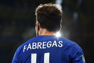 Tras muchos años en el Arsenal, siendo capitán, el español regresó a su casa, Barcelona. Tras tres temporadas en la ciudad condal, Fábregas decidió volver a la Premier League...en las filas del Chelsea, en el año 2014. Acumula seis títulos en Inglaterra, pero con el Chelsea tres: dos Premier League y una copa de la liga. En 133 encuentros de azul, acumula 46 asistencias (su especialidad en Inglaterra) y 18 goles.