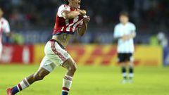 El delantero paraguayo Nelson Haedo Valdez celebra el gol marcado ante Argentina.