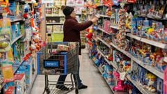 FOTO DE ARCHIVO: Un comprador pasa por una tienda Walmart antes del feriado del D&iacute;a de Acci&oacute;n de Gracias en Chicago, Illinois, Estados Unidos, el 27 de noviembre de 2019.