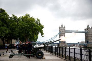 Una salva de cañones en laTorre de Londres para anunciar la proclamación del rey Carlos III.