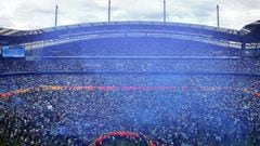 Aficionados del Manchester City celebran el título de Premier League tras el partido contra el Aston Villa.