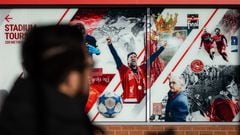 Un aficionado del Liverpool observa un mural en los alrededores de Anfield.