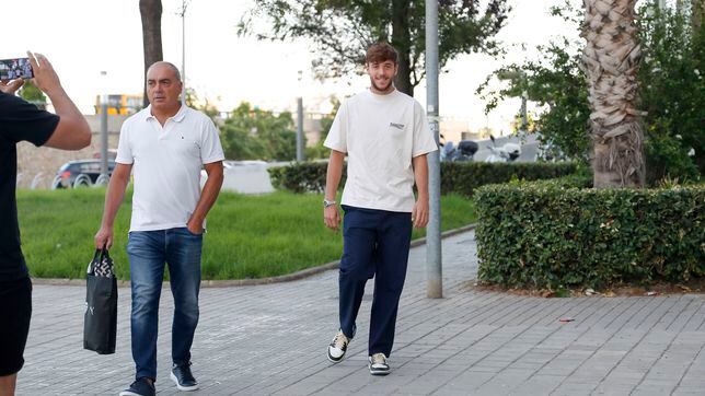 Oficial: el Barça amplía el contrato de Nico hasta 2026 y lo cede al Valencia