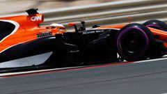 Stoffel Vandoorne con el McLaren en los test de Bahr&eacute;in.