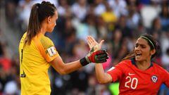 Chile&#039;s goalkeeper Christiane Endler (L) is congratulated by teammates after saving a penalty kick during the France 2019 Women&#039;s World Cup Group F football match between USA and Chile, on June 16, 2019, at the Parc des Princes stadium in Paris. (Photo by FRANCK FIFE / AFP)