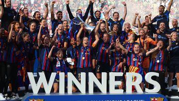 Soccer Football - Women's Champions League - Final - FC Barcelona v VfL Wolfsburg - Philips Stadion, Eindhoven, Netherlands - June 3, 2023 FC Barcelona's Alexia Putellas lifts the trophy with teammates after winning the Women's Champions League Final REUTERS/Yves Herman