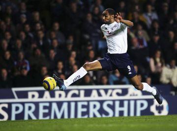 Kanoute se estira para alcanzar un balón durante un partido con el Tottenham.
