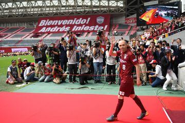 En mayo de 2018 el centrocampista español Andrés Iniesta es presentado en el estadio del Vissel Kobe como nuevo jugador.