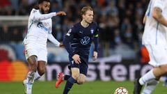 Malmo&#039;s Oscar Lewick, centre, vies for the ball with Zenit&#039;s Dejan Lovreni, during the group H Champions League soccer match between Malmo FF and Zenit St Petersburg at Malmo New Stadium, in Malmo, Sweden, Tuesday, Nov. 23, 2021. (Andreas Hiller