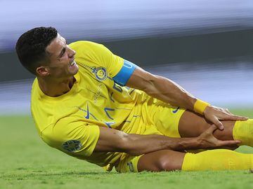 En el minuto 113 de la Final Copa campeones árabes, Cristiano Ronaldo se echa al suelo tras dolerse de la rodilla en una acción individual. Tuvo que marcharse en camilla.