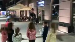 El lindo gesto de Djokovic con unos niños mientras paseaba un perro