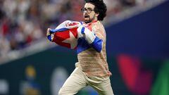 MIAMI, FLORIDA - MARCH 19: A fan runs on the field during the World Baseball Classic Semifinals between Team Cuba and Team USA at loanDepot park on March 19, 2023 in Miami, Florida.   Megan Briggs/Getty Images/AFP (Photo by Megan Briggs / GETTY IMAGES NORTH AMERICA / Getty Images via AFP)