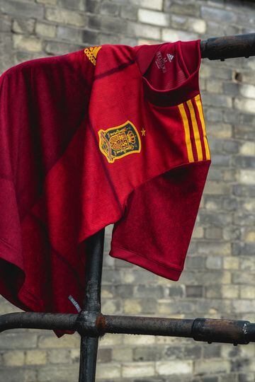 In the new model, the various shapes and drawings disappear from its base, but it is not a singular red colour that dominates. Instead La Roja will adorn different shades of their tradition, ranging from Ferrari red to Bordeaux wine.