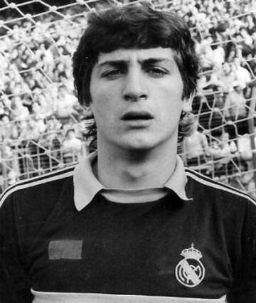 Agustín Rodríguez Santiago spent his entire career at the club blanco, from 1975 - 1990. He was an academy product and part of one of the most legendary teams in the history of los blancos, the ‘Quinta del Buitre’.  Record: 4 La Ligas and 1 UEFA Cup  1) "