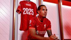 Virgil Van Dijk, jugador del Liverpool, posa con una camiseta con el dorsal 2025 tras anunciar su renovaci&oacute;n.