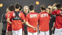 Egypt's head coach Carlos Queiroz talks to his players during a training session at an annex of the Olembe stadium in Yaounde on February 5, 2022 on the eve of the 2021 Africa Cup of Nations (CAN) final football match between Senegal and Egypt. (Photo by Charly TRIBALLEAU / AFP)