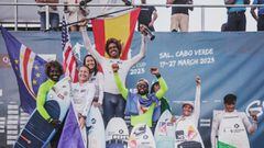El kitesurfista espa&ntilde;ol Matchu Lopes, en lo m&aacute;s alto del podio de la GKA Kite World Tour en Sal, Cabo Verde, terminada el 19 de marzo del 2023. 