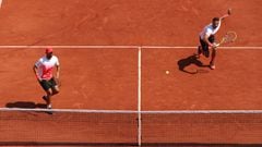 Juan Sebasti&aacute;n Cabal y Robert Farah en un partido de cuartos de final de Roland Garros