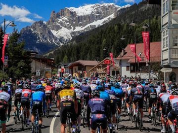 A general view shows the pack of riders taking the start of the 17th stage of the Giro d&#039;Italia 2021 cycling race, 193km between Canazei and Sega di Ala on May 26, 2021. (Photo by Luca Bettini / AFP)