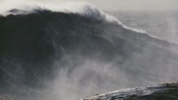 La ola gigante que podría ser la mayor ola jamás surfeada en la historia por parte de Lucas 'Chumbo' Chianca, en Praia do Norte, Nazaré (Portugal), el 24 de febrero del 2024.