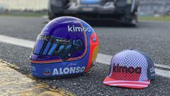 Gorra y casco de Alonso en Daytona.