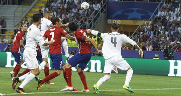 Real Madrid-Atlético de Madrid 1-1 (5-3 en la tanda de penaltis). En la foto, Sergio Ramos marca el 1-0.