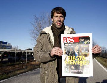 Ruud Van Nistelrooy posa, desde la base a&eacute;rea de Torrej&oacute;n de Ardoz, con la portada especial de AS por su despedida.