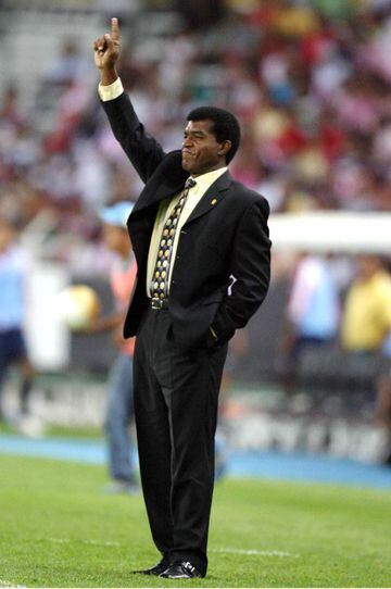 El tema de Uribe es especial. El peruano jugó en América y Tecos en dos etapas distintas, terminó su carrera en su país en 1994, pero regresó en 1996 como entrenador y dirigió en tres etapas distintas hasta su última aparición en 2004. 