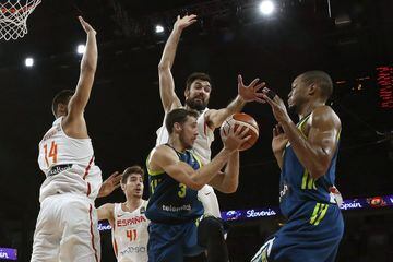 El base de Eslovenia Goran Dragic con el balón ante los jugadores de España, durante el partido de semifinal del Eurobasket 2017 
