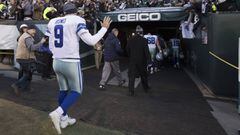 (FILES) This file photo taken on December 31, 2016 shows  Tony Romo #9 of the Dallas Cowboys as he waves to the fans after the game against the Philadelphia Eagles at Lincoln Financial Field in Philadelphia, Pennsylvania. 
 Dallas Cowboys quarterback Tony Romo has ended speculation about his future by opting to retire from the NFL, reports said April 4, 2017. The fate of Romo has been one of the biggest talking points of the close season with the 36-year-old mulling a move after losing his starting role last year to Dak Prescott. / AFP PHOTO / GETTY IMAGES NORTH AMERICA / Mitchell Leff
