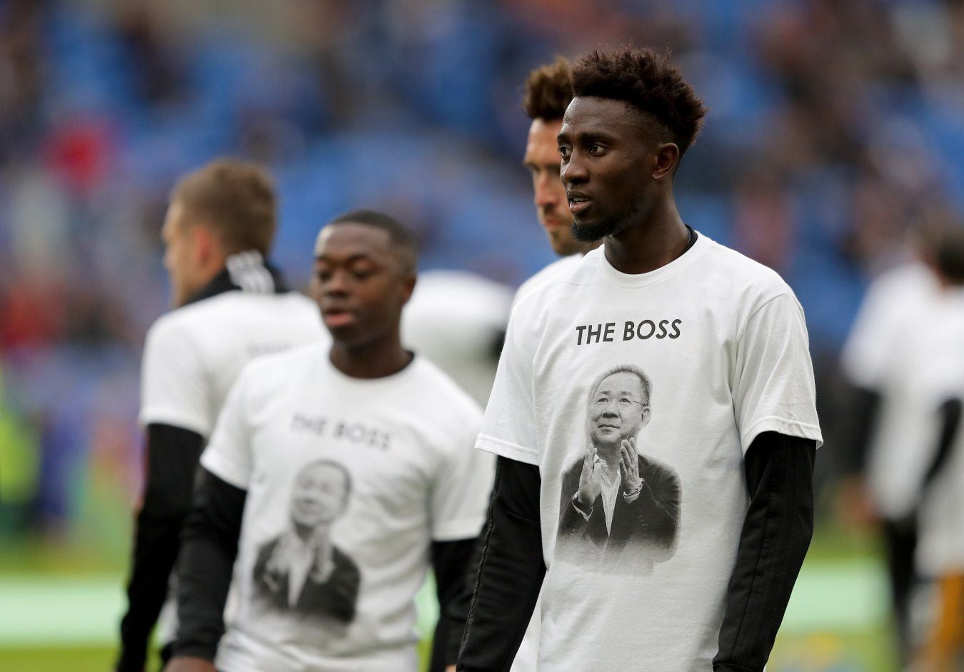 Onyinye Wilfred Ndidi en el homenaje previo a Vichai Srivaddhanaprabhaal partido frente al Cardiff City.