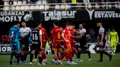 Los jugadores del Zaragoza y el Cartagena se dan la mano a la conclusión de su último partido.