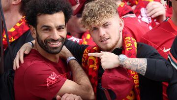 Soccer Football - Liverpool victory parade - Liverpool, Britain - May 29, 2022 Liverpool's Harvey Elliott and Mohamed Salah pose during the bus parade REUTERS/Phil Noble