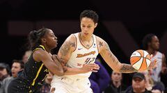 PHOENIX, ARIZONA - MAY 12: Brittney Griner #42 of the Phoenix Mercury handles the ball against Chiney Ogwumike #13 of the Los Angeles Sparks during the first half of the WNBA game at Footprint Center on May 12, 2023 in Phoenix, Arizona. NOTE TO USER: User expressly acknowledges and agrees that, by downloading and or using this photograph, User is consenting to the terms and conditions of the Getty Images License Agreement.   Christian Petersen/Getty Images/AFP (Photo by Christian Petersen / GETTY IMAGES NORTH AMERICA / Getty Images via AFP)