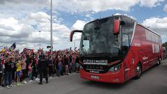 Los seguidores animan a la llegada del autobús del Atlético de Madrid.