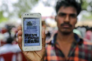 Un aldeano mostrando noticias falsas que est&aacute;n provocando asesinatos en La India