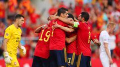 Los internacionales españoles celebran el gol de la victoria de Soler.